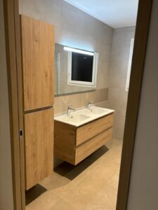 Installation meuble salle de bain avec vasque et miroir